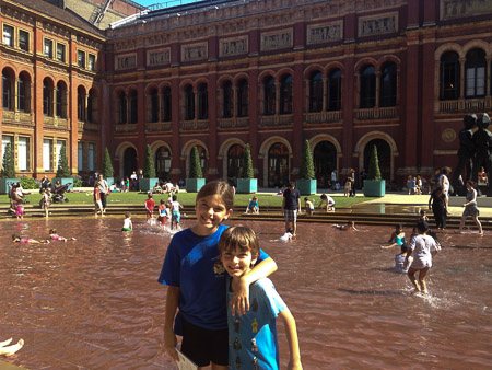 V &A