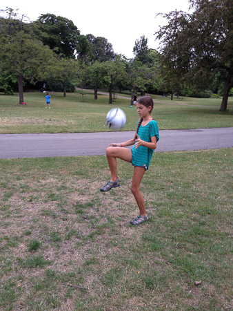 Dessert and futball in Regent's Park after dinner 