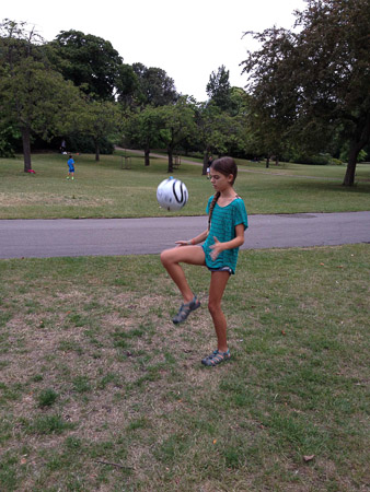 Dessert and futball in Regent's Park after dinner 