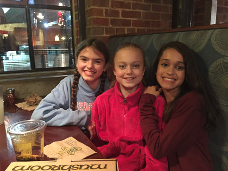 Dinner at Mellow Mushroom: Ella Abby, Rachel, and Gage 